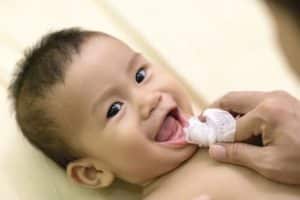 4 cách rơ lưỡi chuẩn cho bé được bác sĩ khuyên dùng1