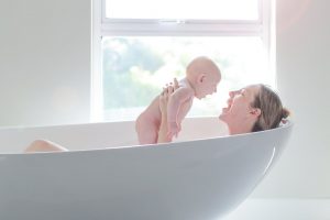 Không nên kiêng tắm sau khi sinh con