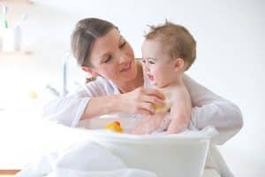 Tắm cho trẻ sơ sinh đúng cách cho bé cảm giác an toàn và thoải mái nhất 3