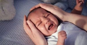 [Mẹ làm gì] khi trẻ sơ sinh hay vặn mình, gồng mình khi ngủ3